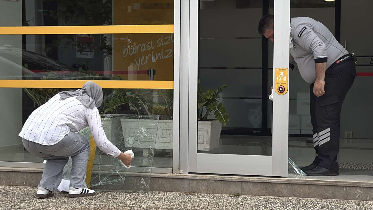 Banka şubesine saldırı! Kapıyı tekmeyle kırdı, sırra kadem bastı 2